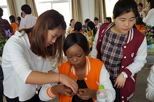 湖南师大留学生春季实习团来beat365官网学习插花艺术