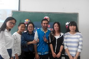 湖南师大留学生春季实习团来beat365官网学习京剧脸谱绘制艺术